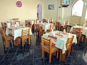 Petit déjeuner complet servi tous les jours en supplément