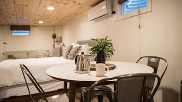 Studio Suite, 1 Queen Bed | In-room dining