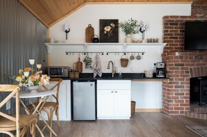 Refrigerador con freezer, microondas, cafetera/tetera