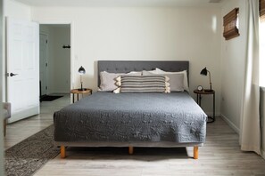 スイート キングベッド 1 台 | 低反発ベッド、客室ごとに異なる装飾、客室ごとに異なるインテリア、アイロン / アイロン台