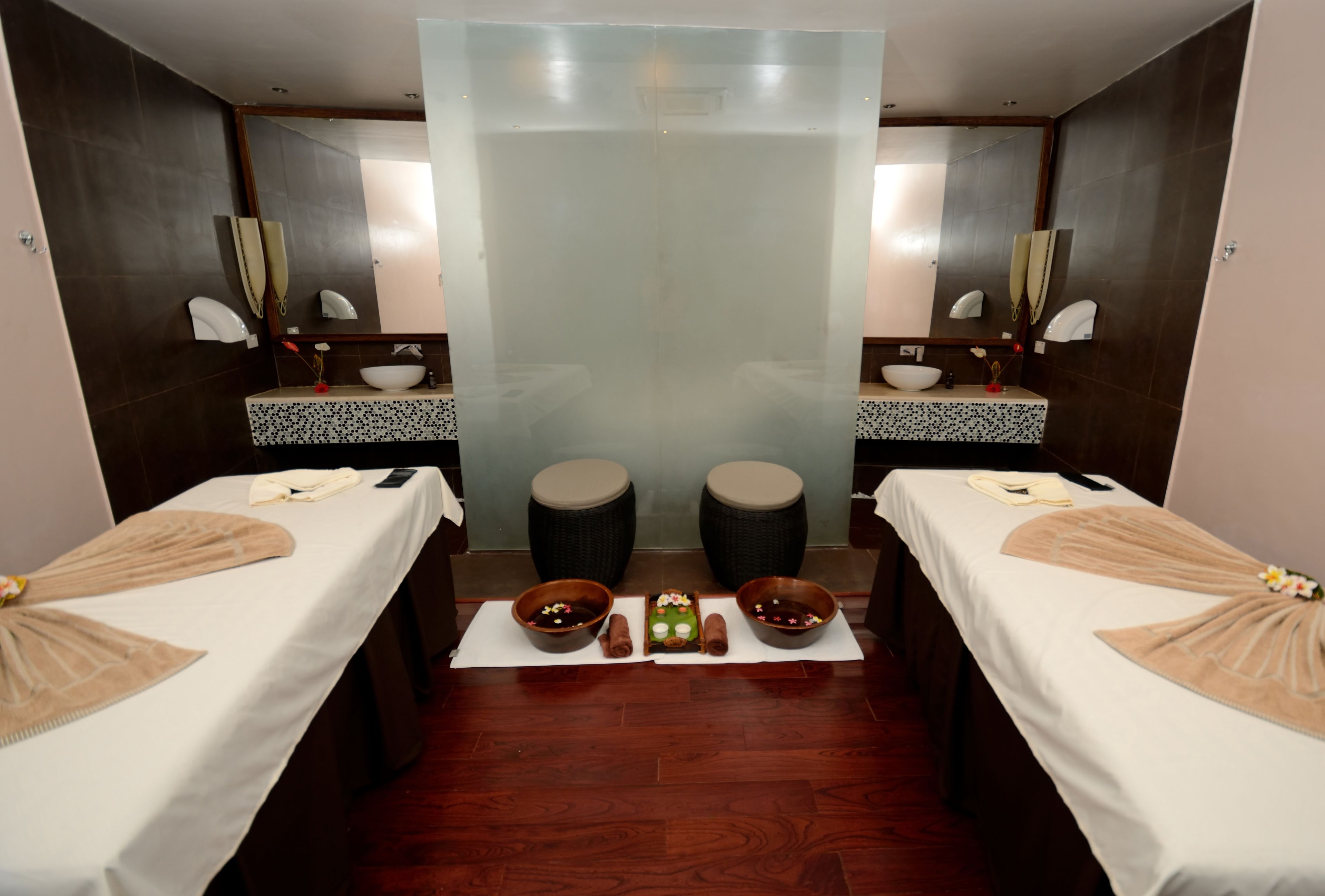 Couples treatment rooms, sauna, hot tub, steam room, body treatments