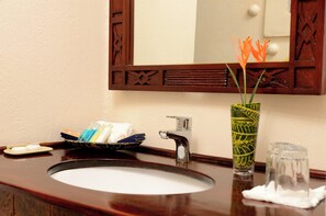 Douche, articles de toilette gratuits, sèche-cheveux, bidet