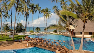 Piscine extérieure, parasols de plage, chaises longues