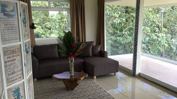 Deluxe Villa, 1 Queen Bed, Ocean View | Living area