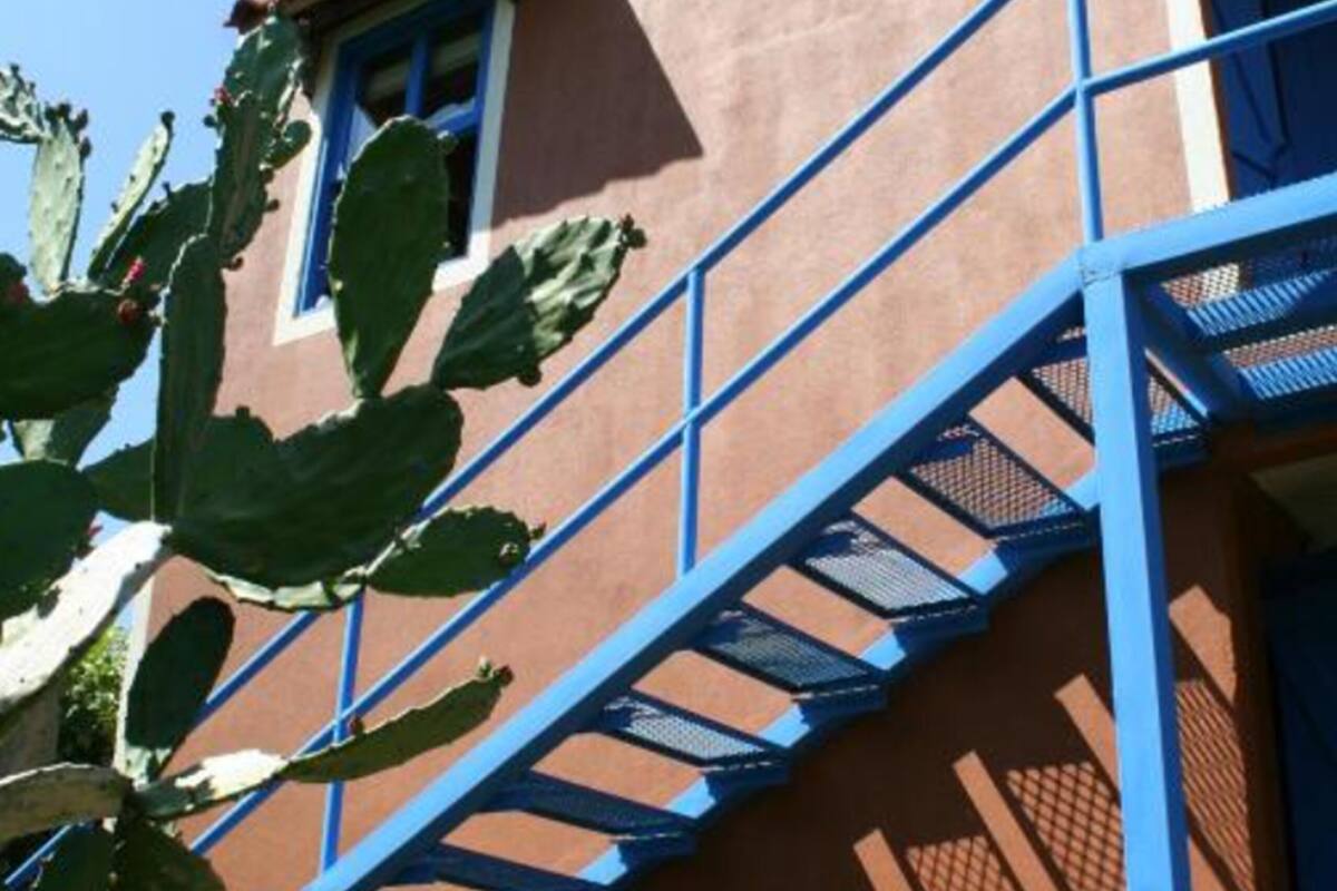 Ein Gebäude mit einer blauen Treppe und einem Fenster.