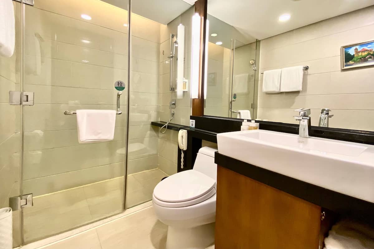 Gratis toiletartikelen, een haardroger, badjassen, pantoffels