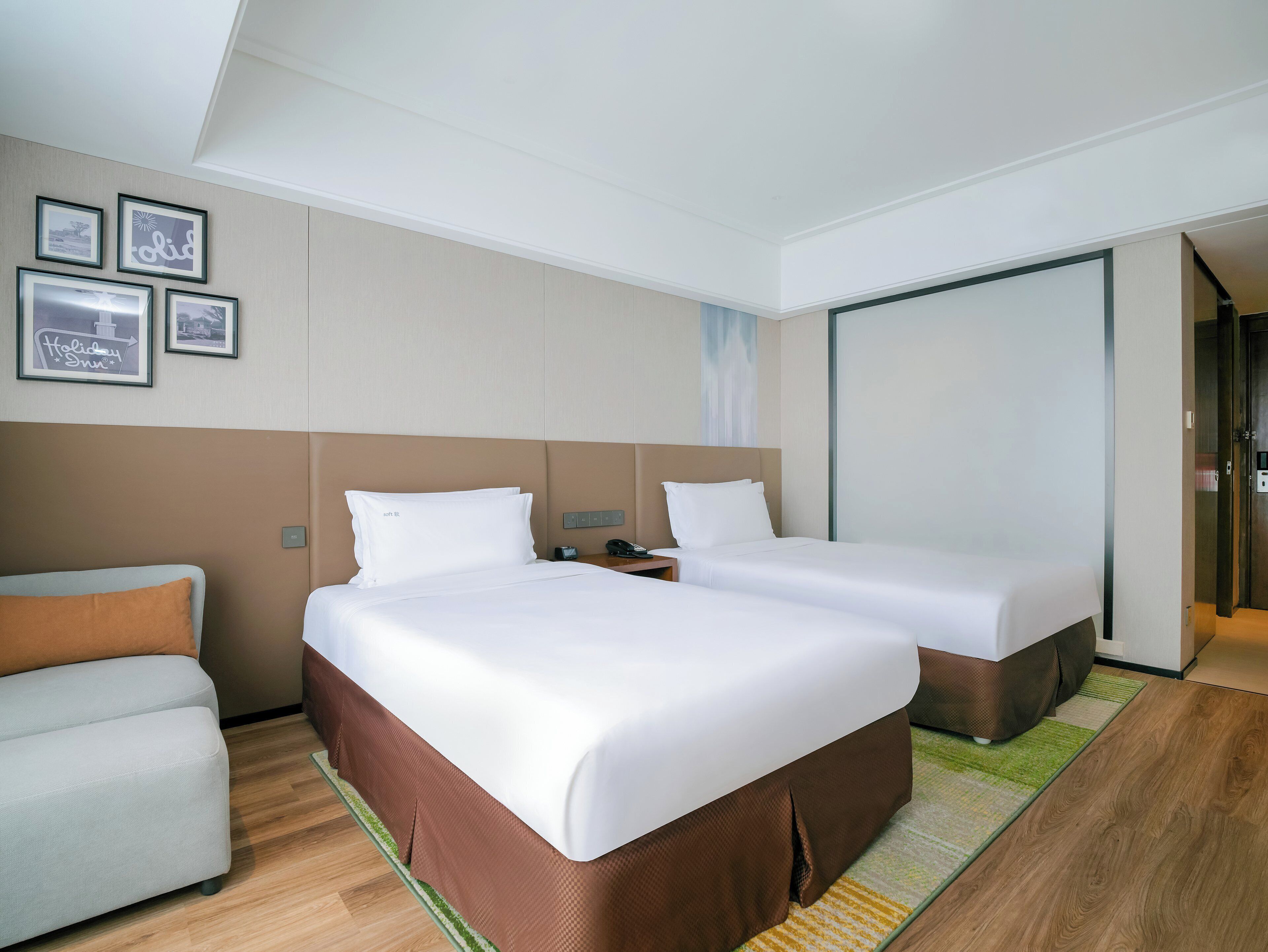 Premium Room, 2 Twin Beds, Club Lounge Access | Minibar, in-room safe, desk, blackout drapes
