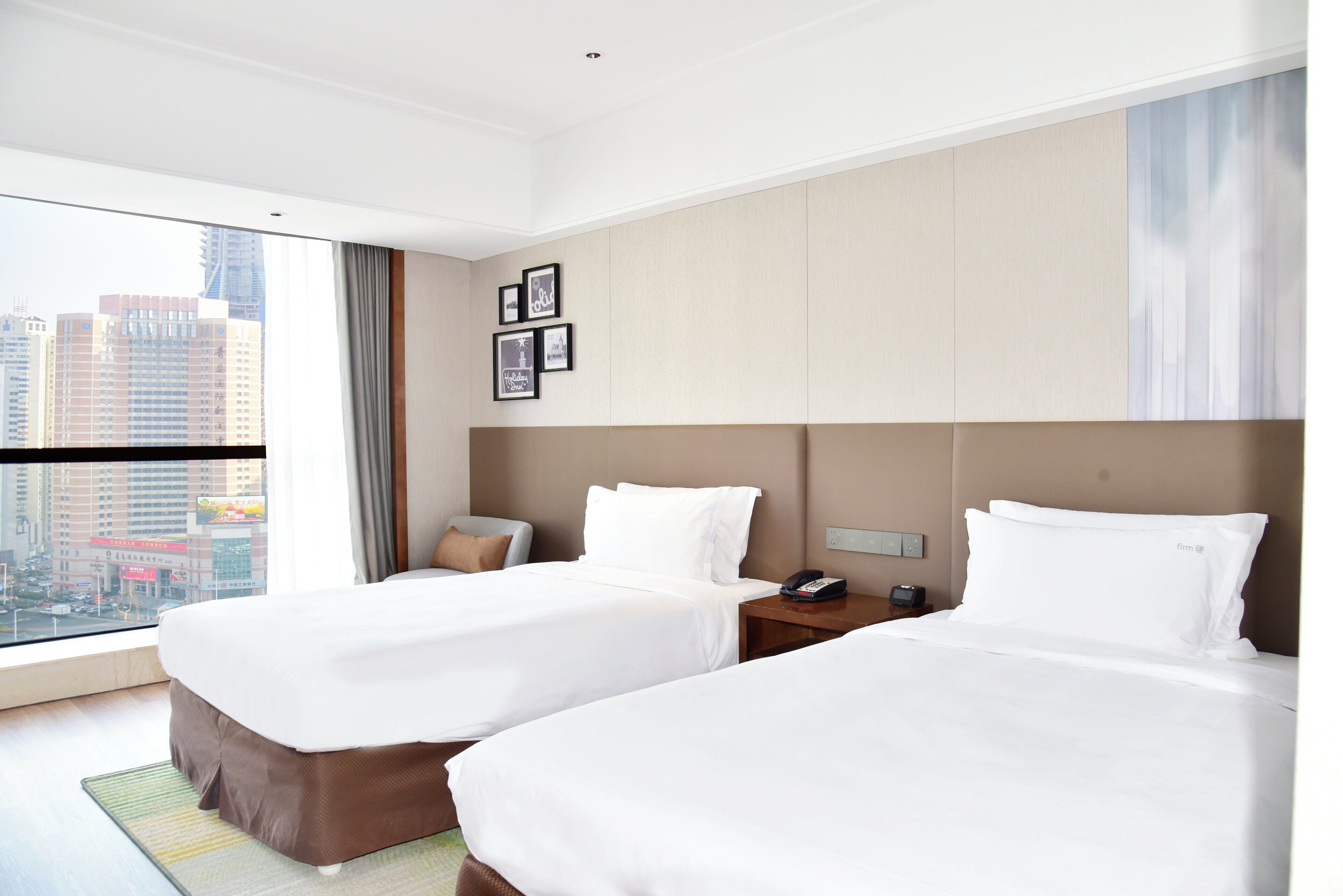 Minibar, caja de seguridad en la habitación y escritorio 