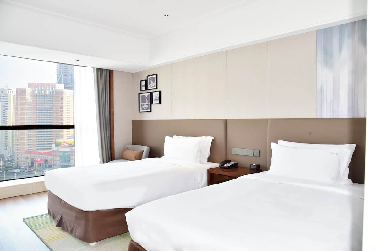 Minibar, caja de seguridad en la habitación y escritorio