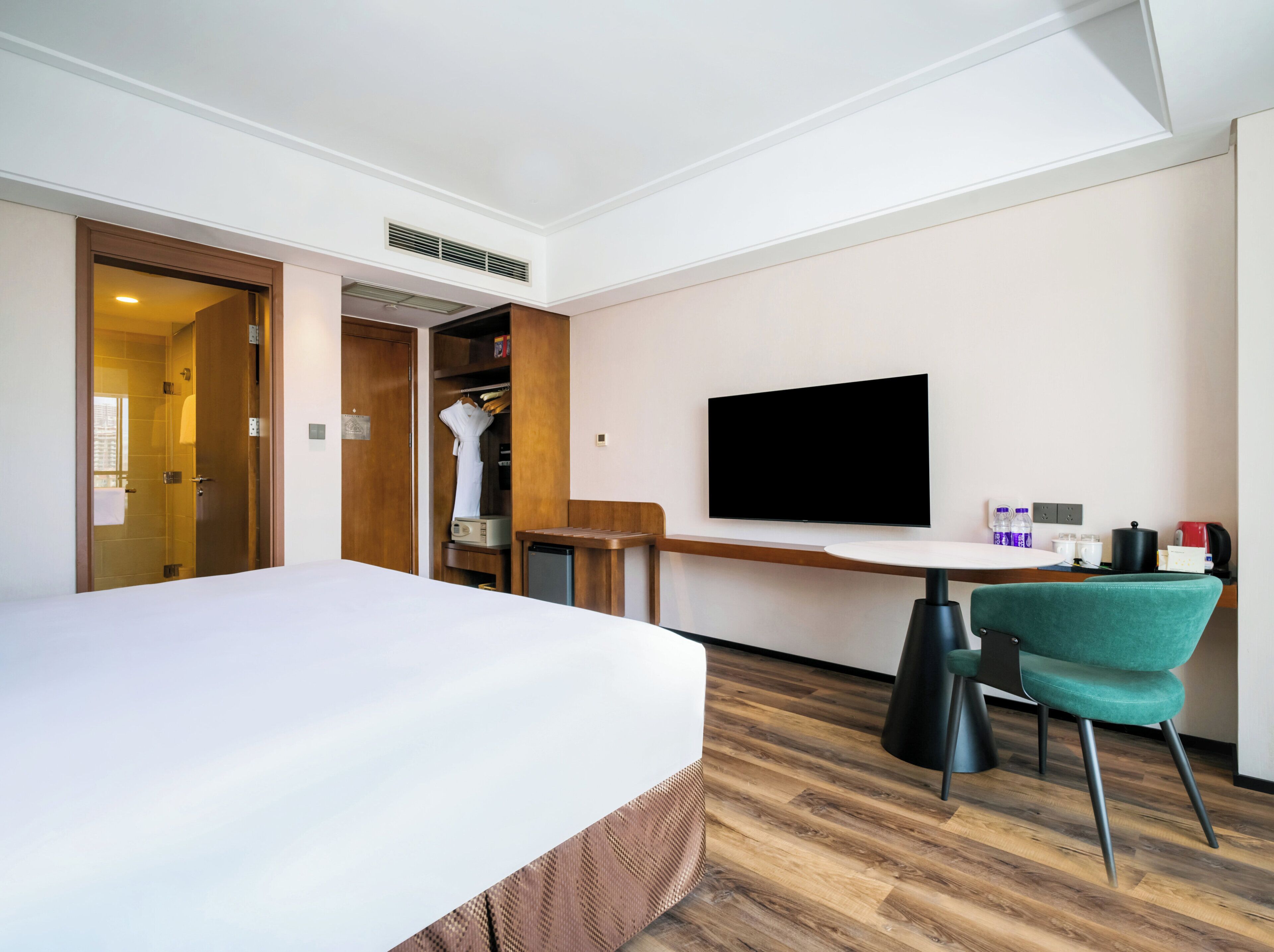 1 King Standard | Minibar, in-room safe, desk, blackout drapes