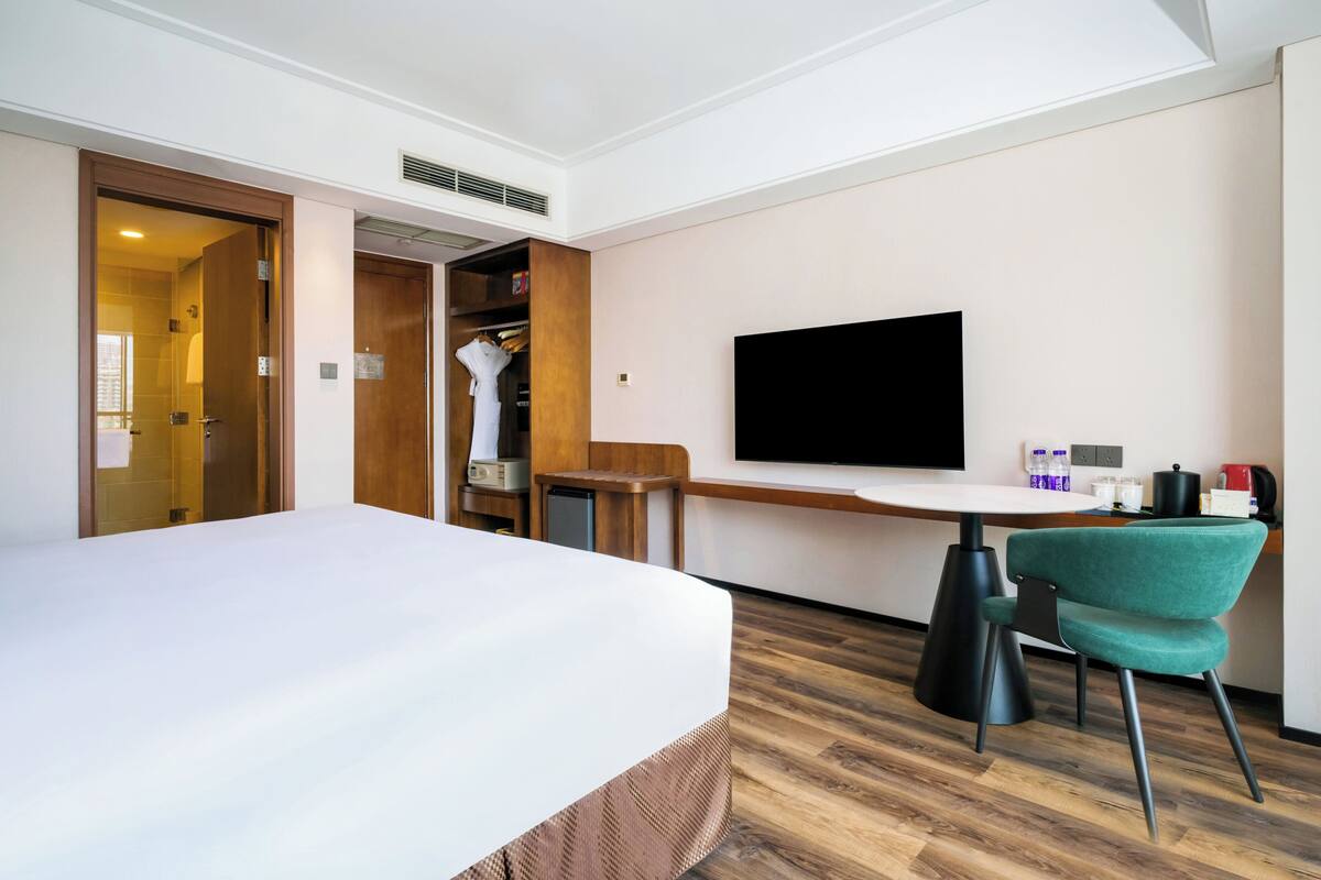 Rom – standard, 1 kingsize-seng | Minibar, safe på rommet, skrivebord og blendingsgardiner