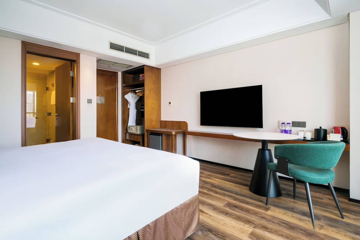 1 King Standard | Minibar, in-room safe, desk, blackout drapes