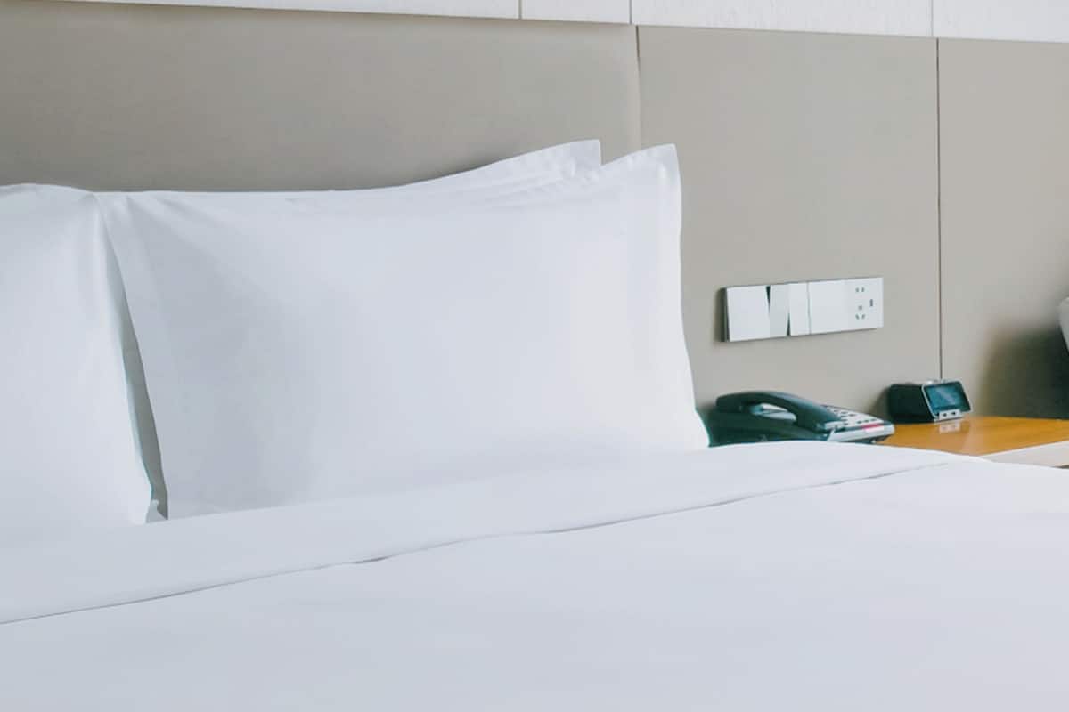Premium Room, Club Lounge Access | Minibar, in-room safe, desk, blackout drapes