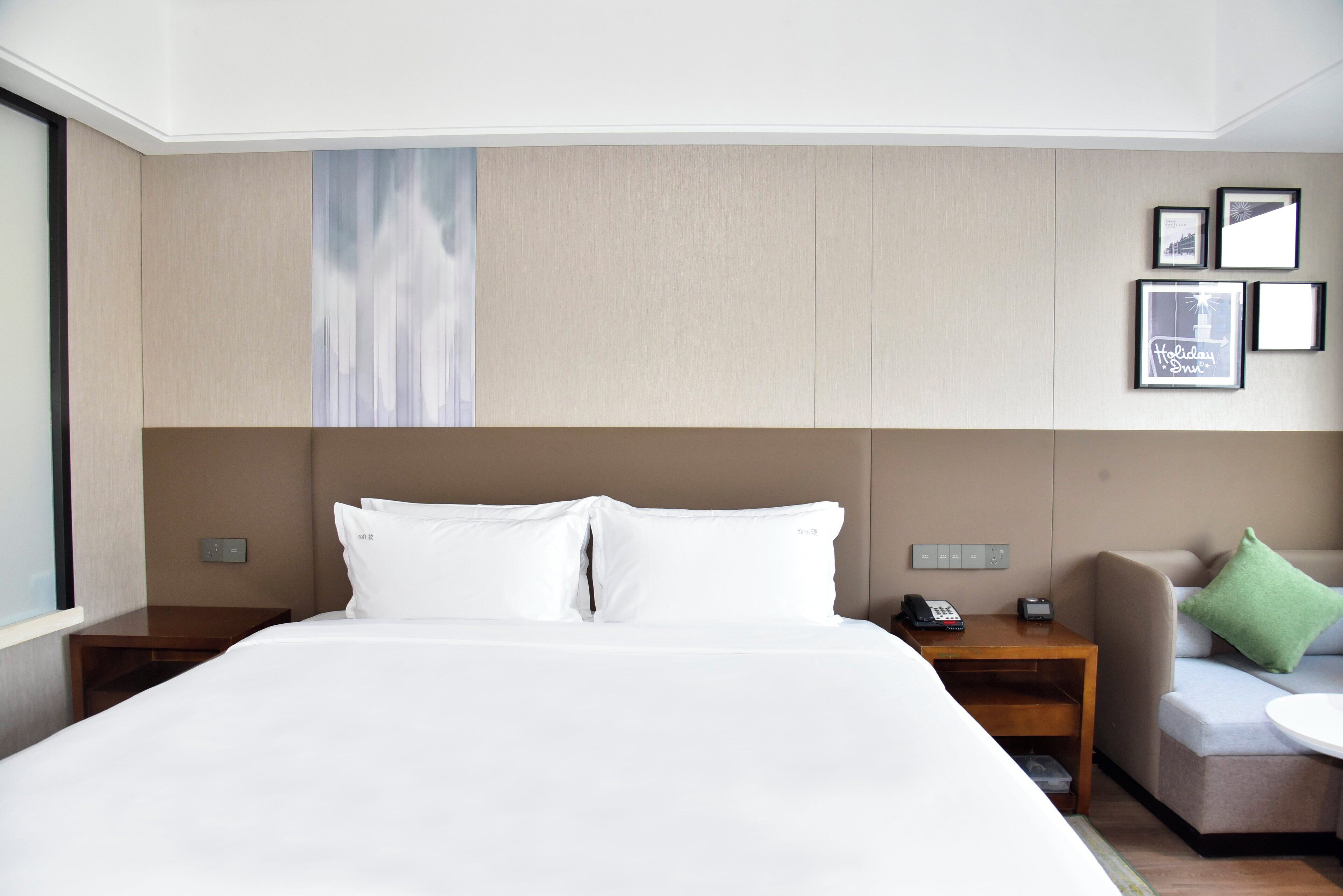 Habitación Premium, con acceso al salón lounge del club | Minibar, caja de seguridad en la habitación y escritorio 