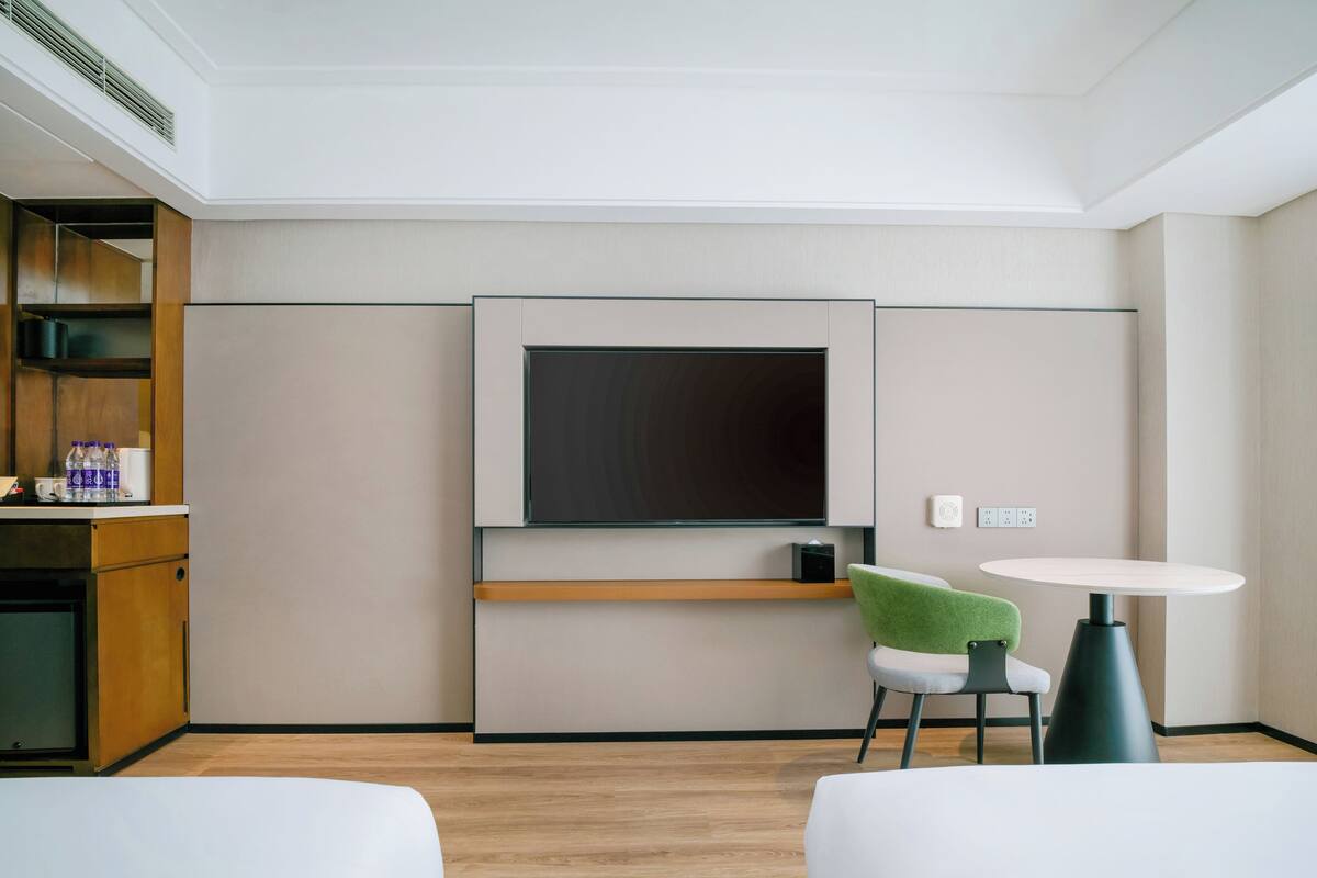 Rom – premium, 2 enkeltsenger, Club Lounge-tilgang | Minibar, safe på rommet, skrivebord og blendingsgardiner