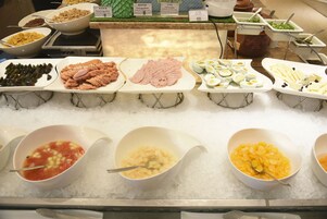 Café da manhã completo todos os dias mediante uma taxa