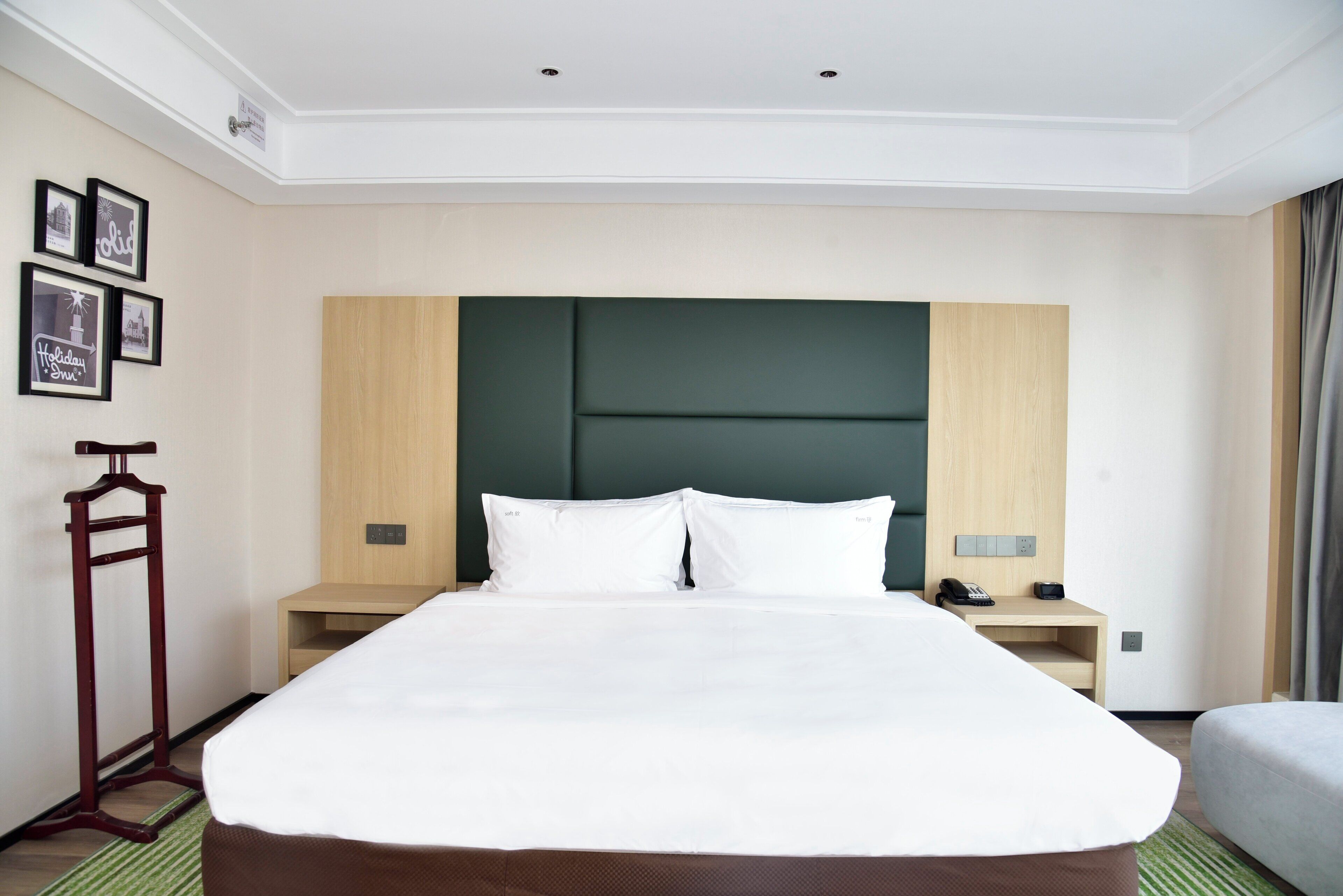 1 King Premium Corner Room | Minibar, in-room safe, desk, blackout drapes