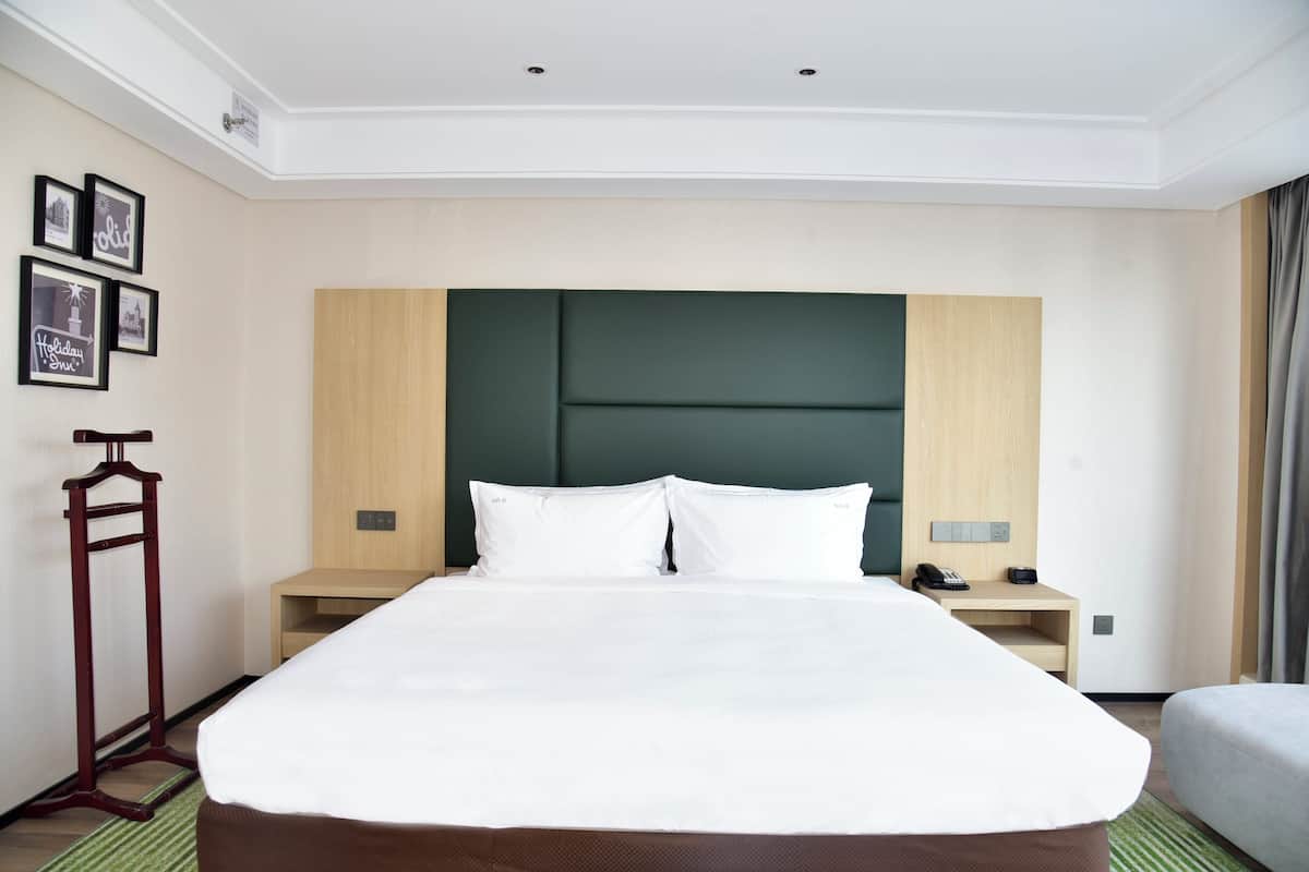 1 King Premium Corner Room | Minibar, in-room safe, desk, blackout drapes