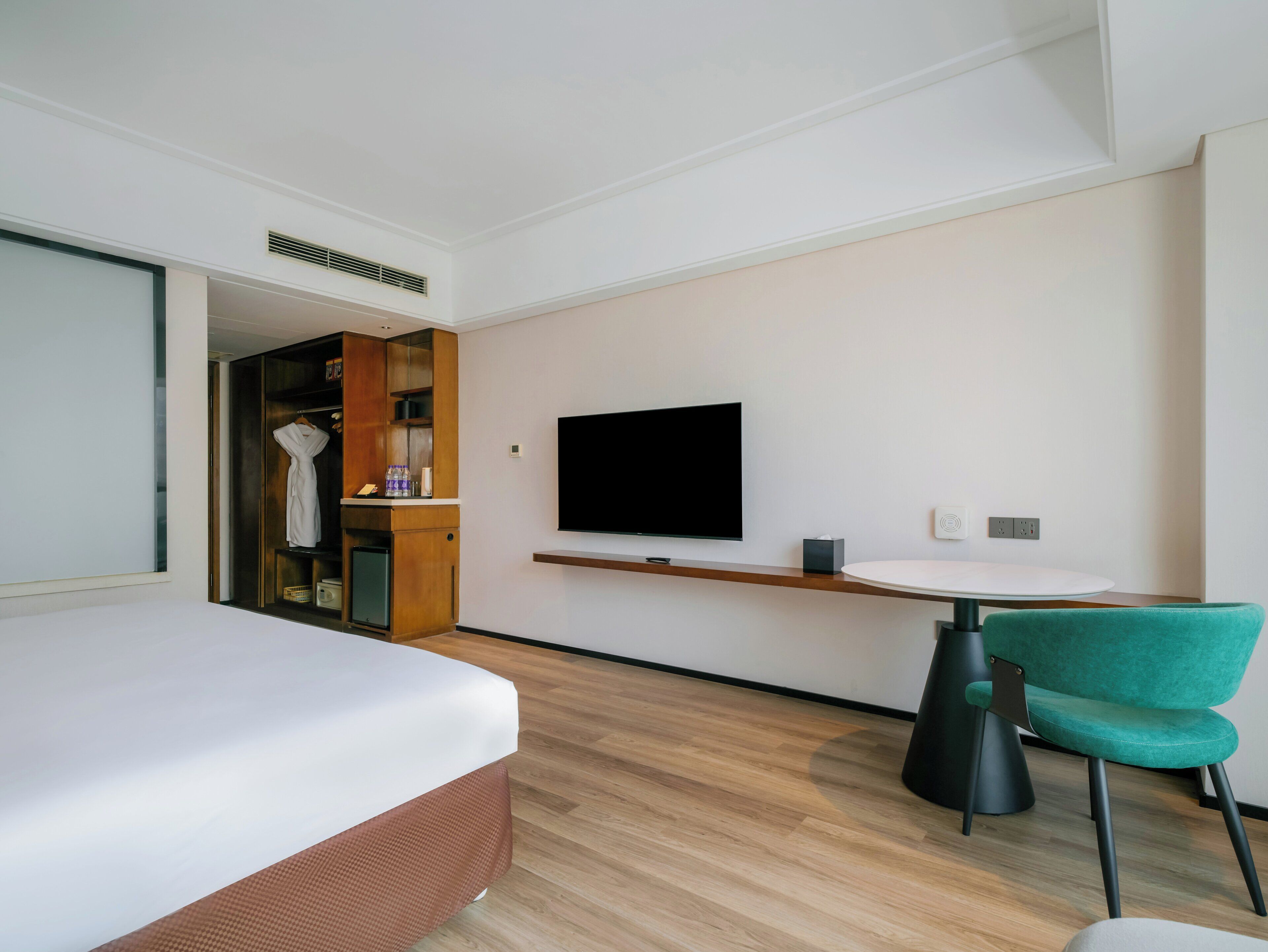 1 King Premium | Minibar, in-room safe, desk, blackout drapes