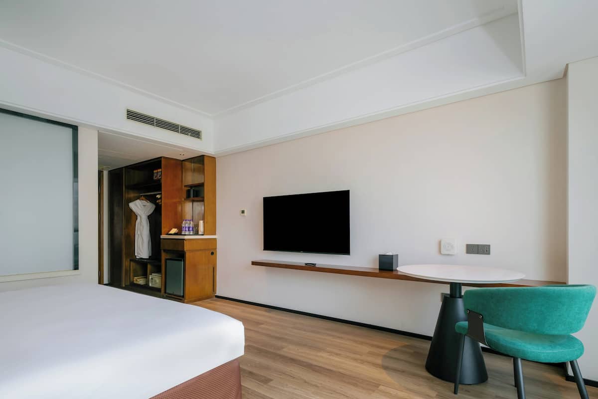 Minibar, caja de seguridad en la habitación y escritorio