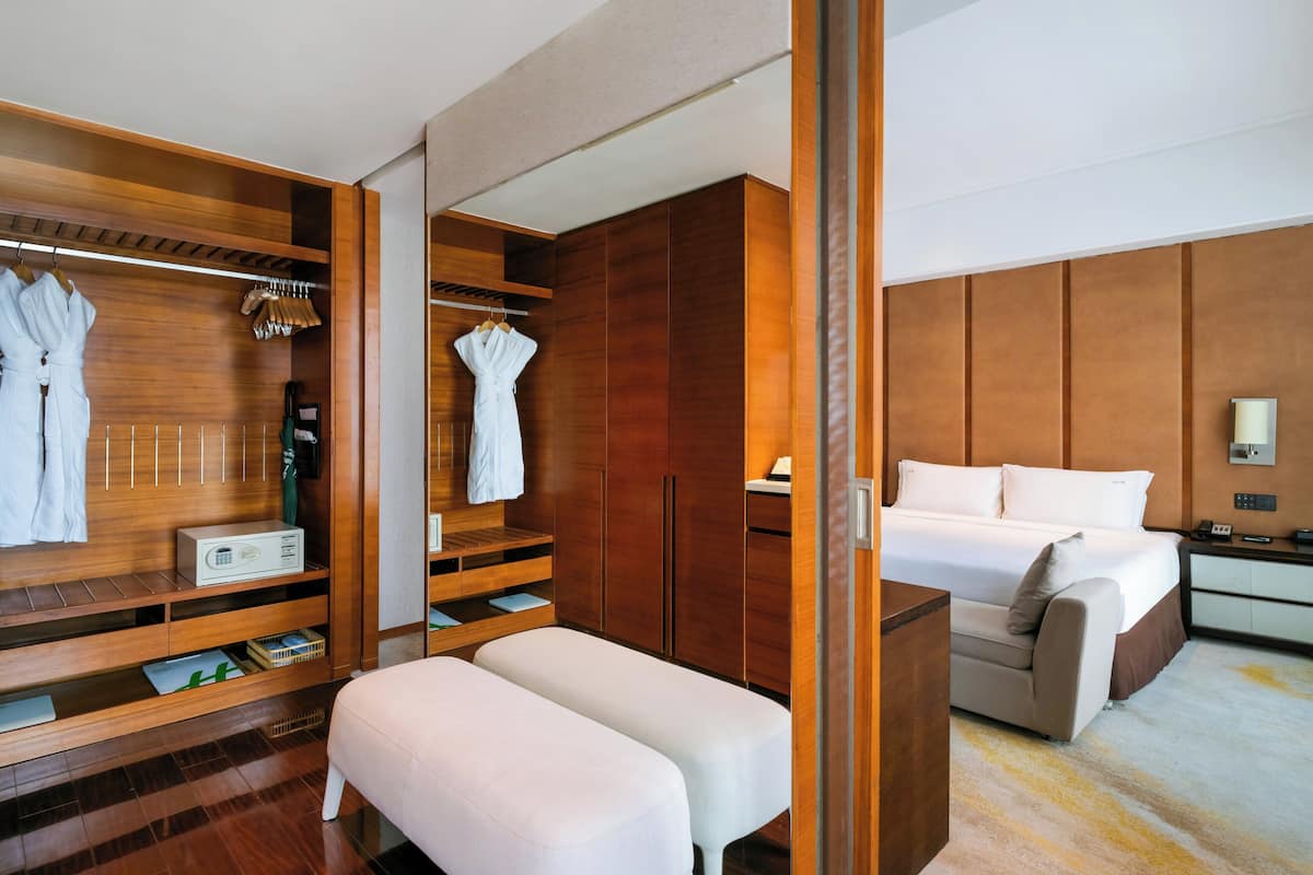 Svit - 1 sovrum (Dining Areas) | Minibar, värdeförvaringsskåp på rummet och skrivbord