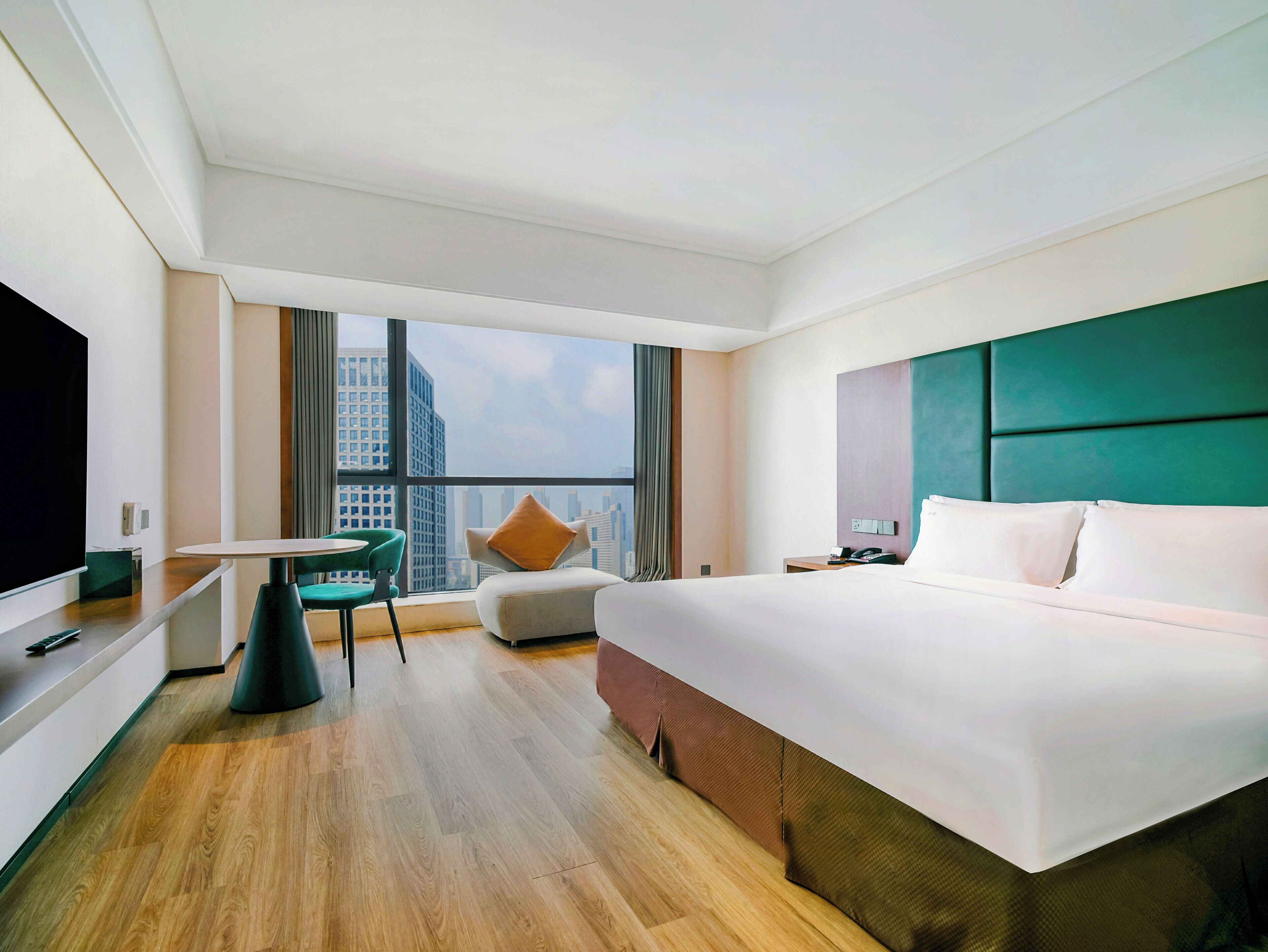 Standard Room | Minibar, in-room safe, desk, blackout drapes