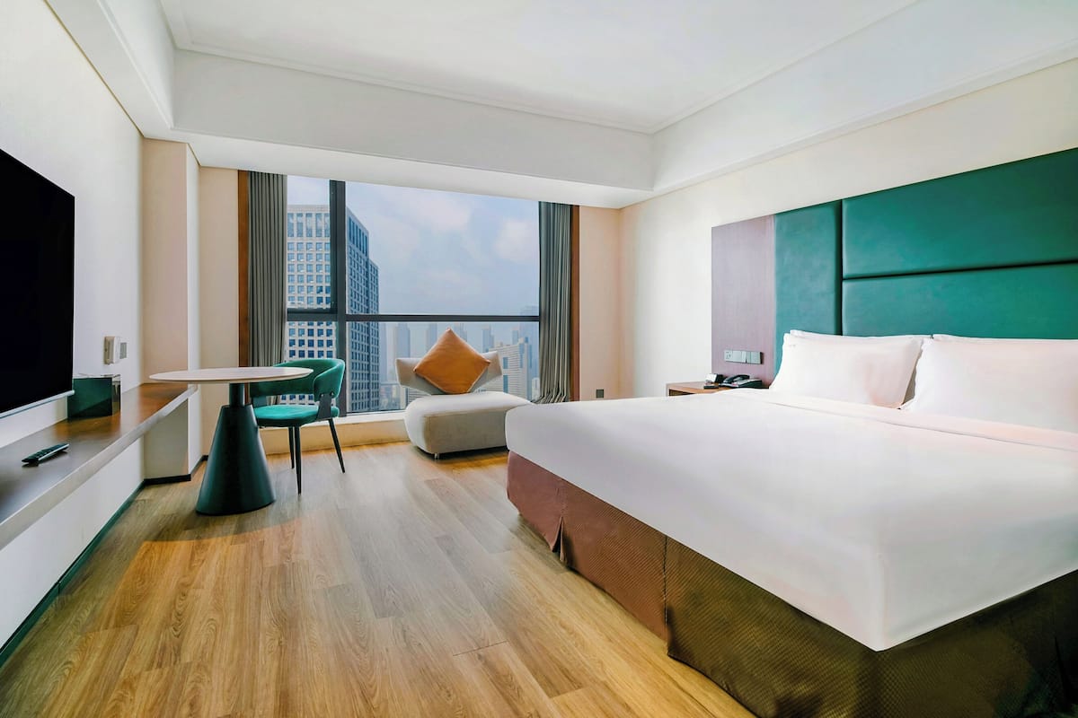 Minibar, caja de seguridad en la habitación y escritorio