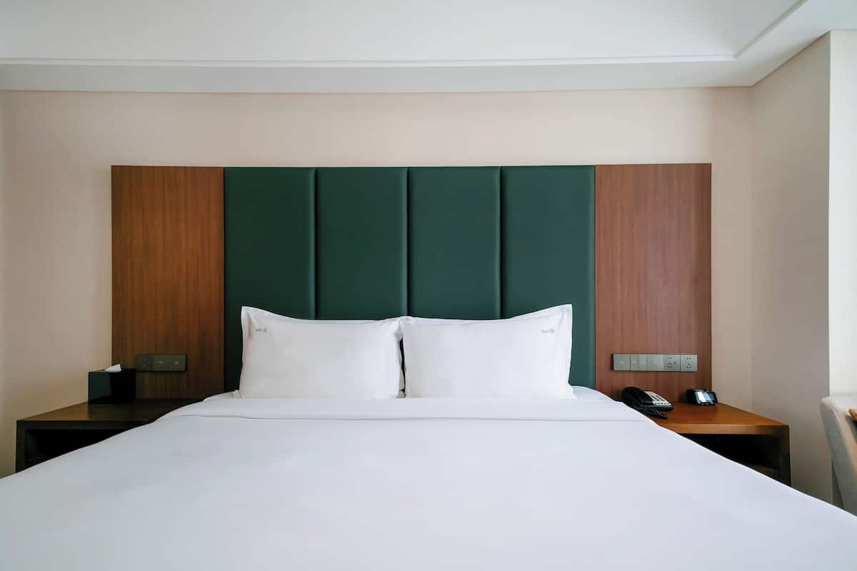 Suite, 1 King Bed, Club Lounge Access | Minibar, in-room safe, desk, blackout drapes