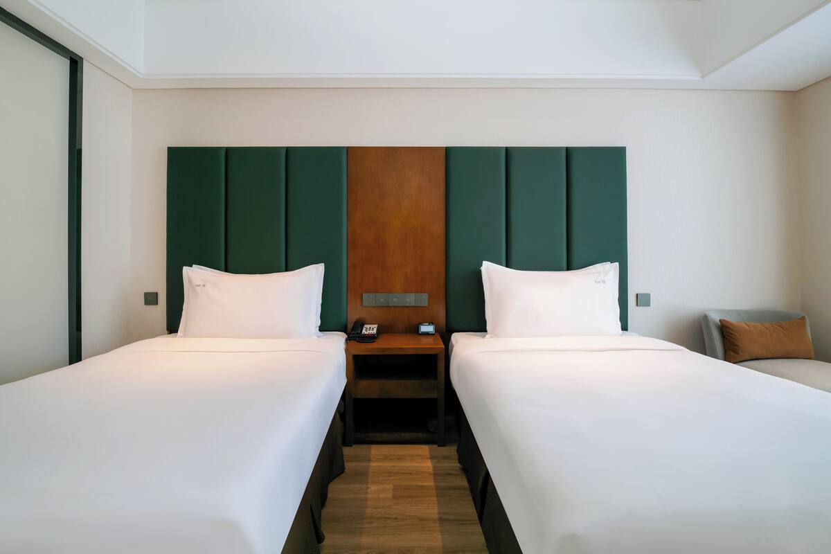 Rom – premium | Minibar, safe på rommet, skrivebord og blendingsgardiner