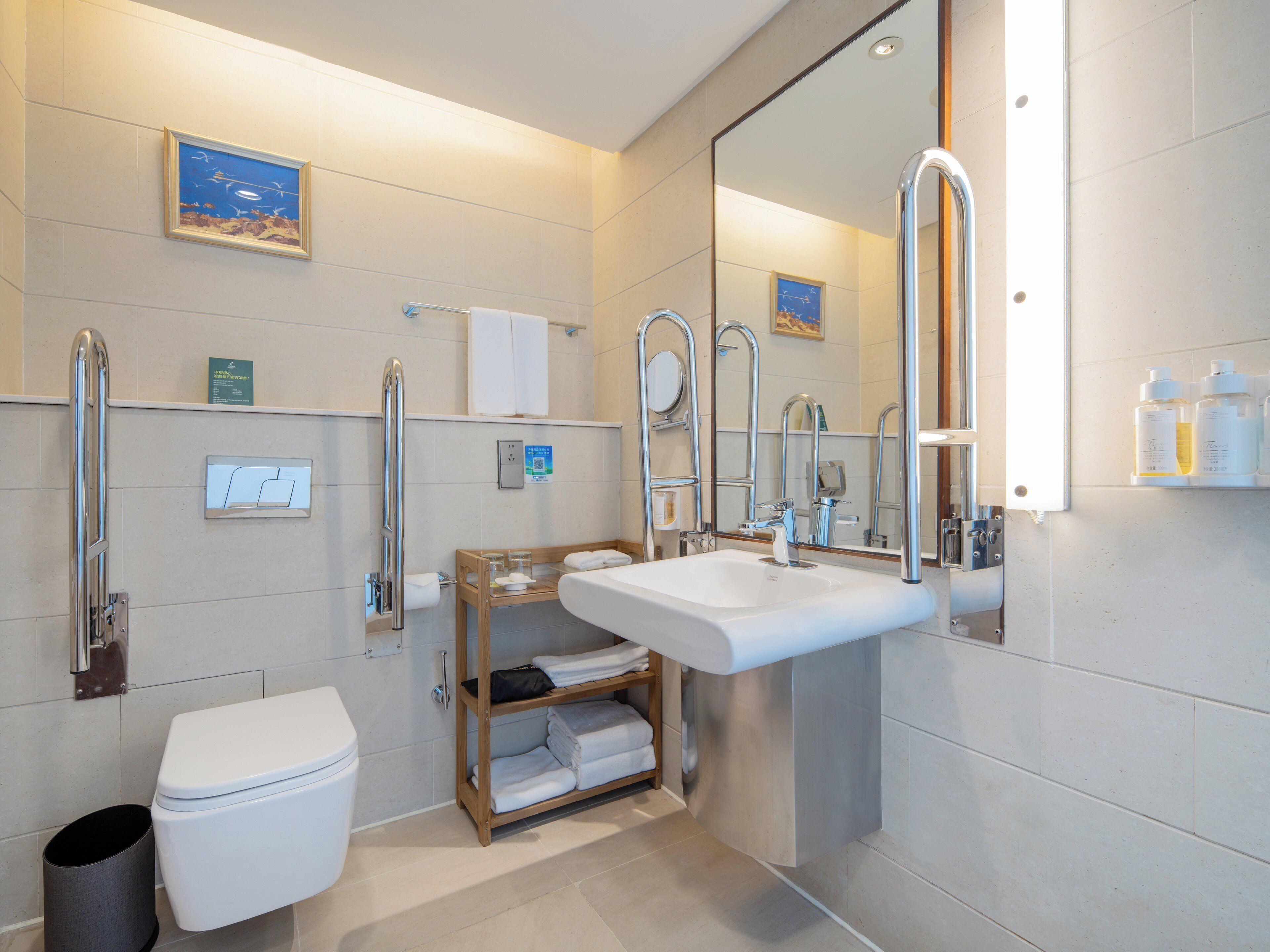 Standard Room, 1 King Bed, Accessible | Minibar, in-room safe, desk, blackout drapes