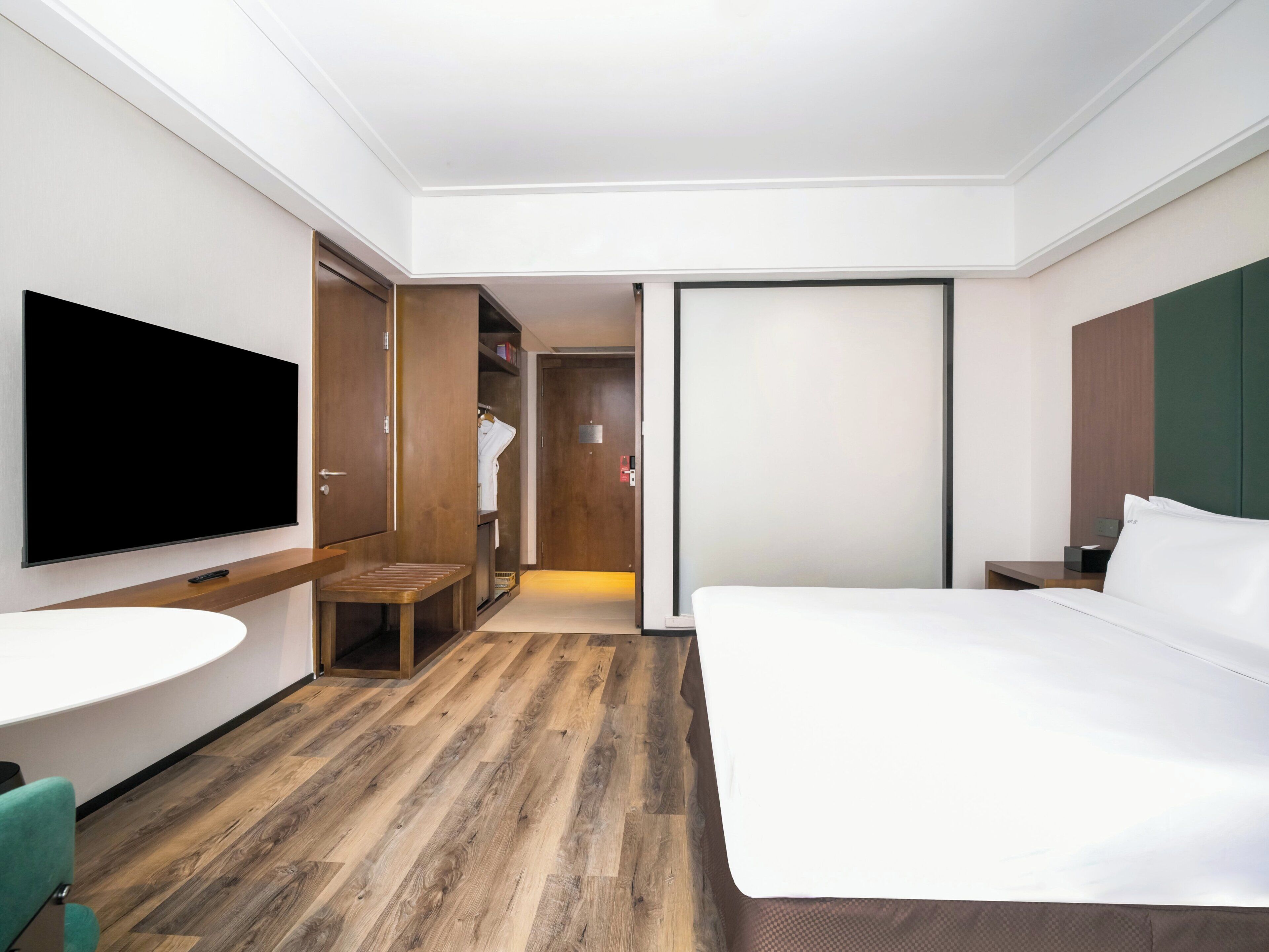 Standard Room, 1 King Bed, Accessible | Minibar, in-room safe, desk, blackout drapes