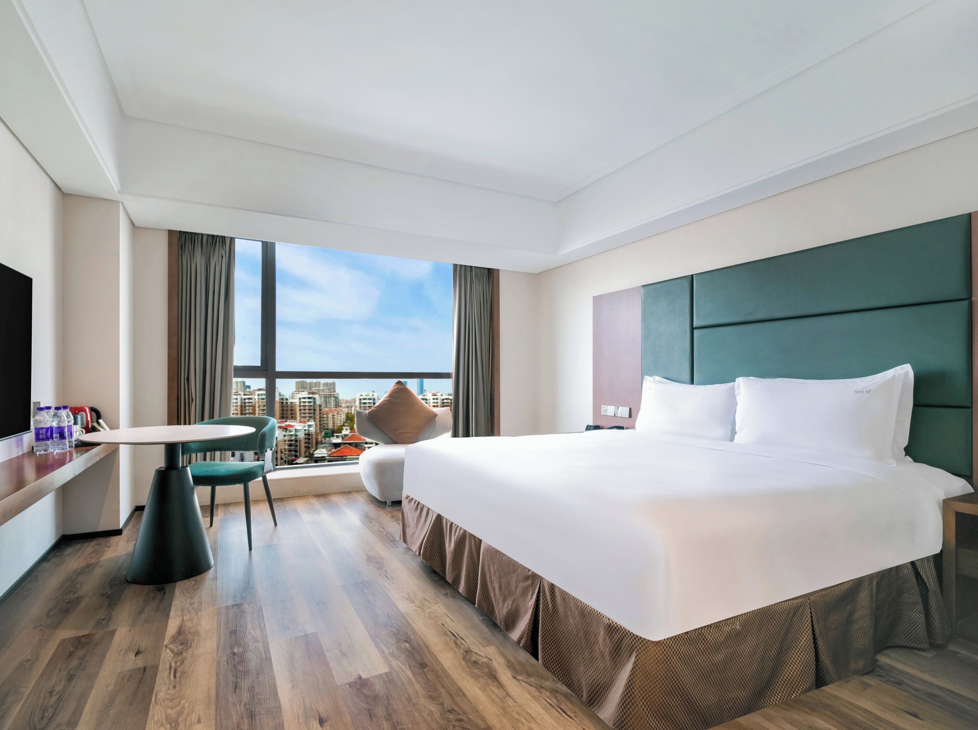 1 King Standard | Minibar, in-room safe, desk, blackout drapes