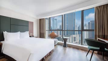 Frigobar, cofres nos quartos, escrivaninha, cortinas blackout