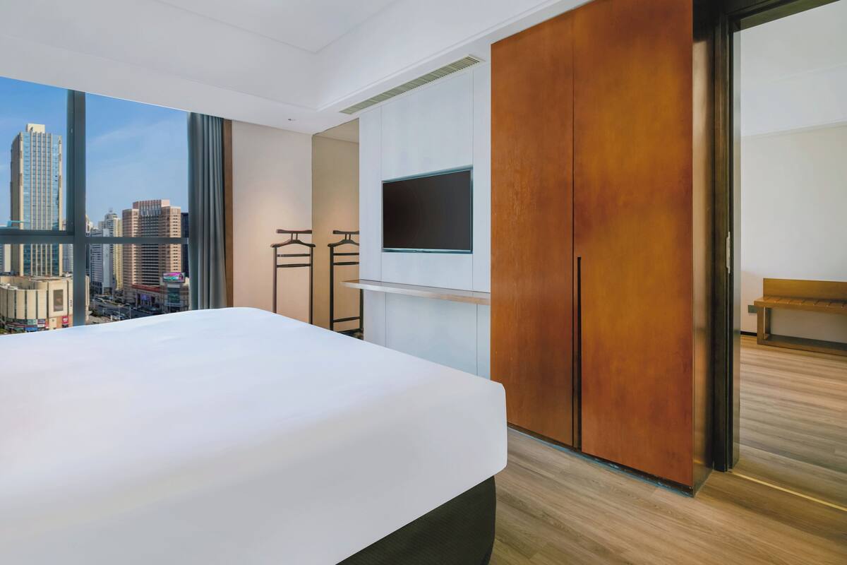 Suite, 1 kingsize-seng, Club Lounge-tilgang | Minibar, safe på rommet, skrivebord og blendingsgardiner