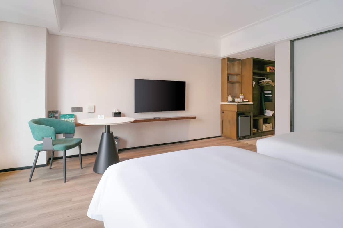 2 Twin Premium | Minibar, in-room safe, desk, blackout drapes