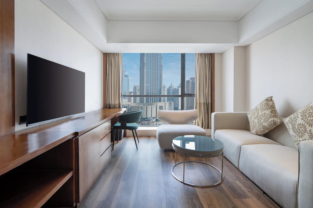 Suite, 1 très grand lit, accès au salon club | 1 chambre, minibar, coffres-forts dans les chambres, bureau