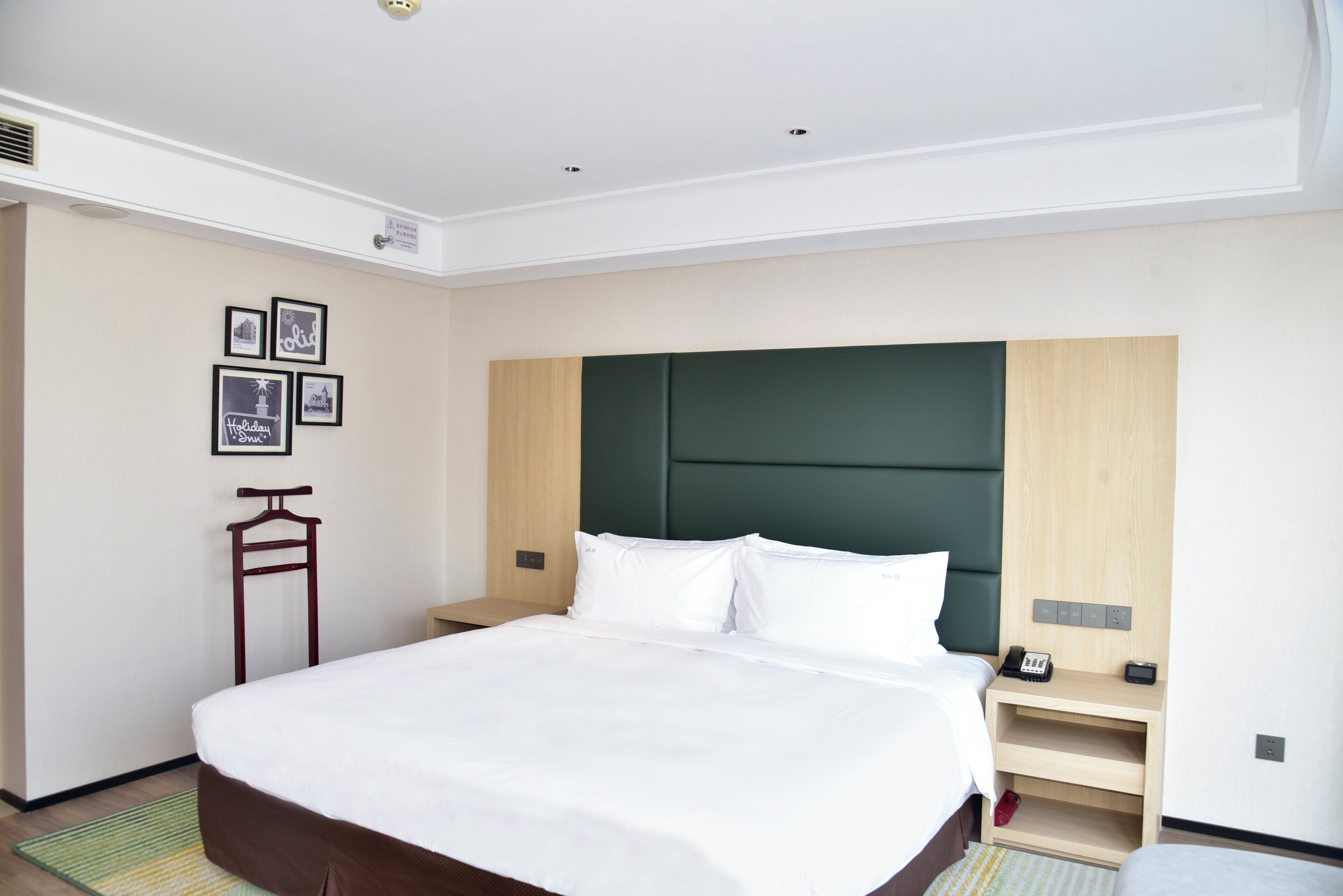 Habitación Premium, 1 cama King size, en esquina | Minibar, caja de seguridad en la habitación y escritorio 