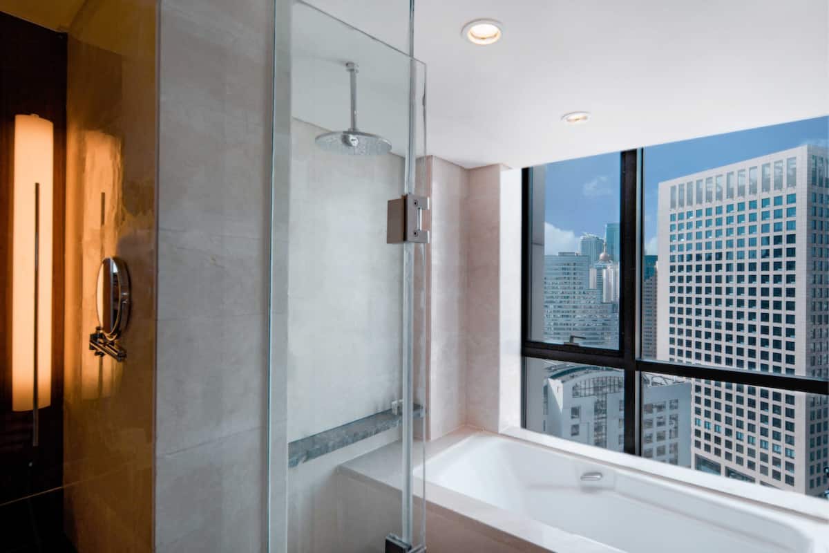 1 King Premium Corner Room | Minibar, in-room safe, desk, blackout drapes