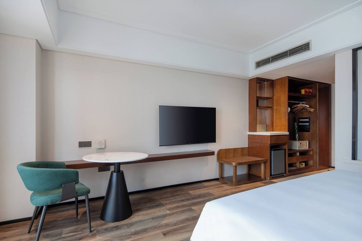 Habitación estándar, 1 cama King size | Minibar, caja de seguridad en la habitación y escritorio 