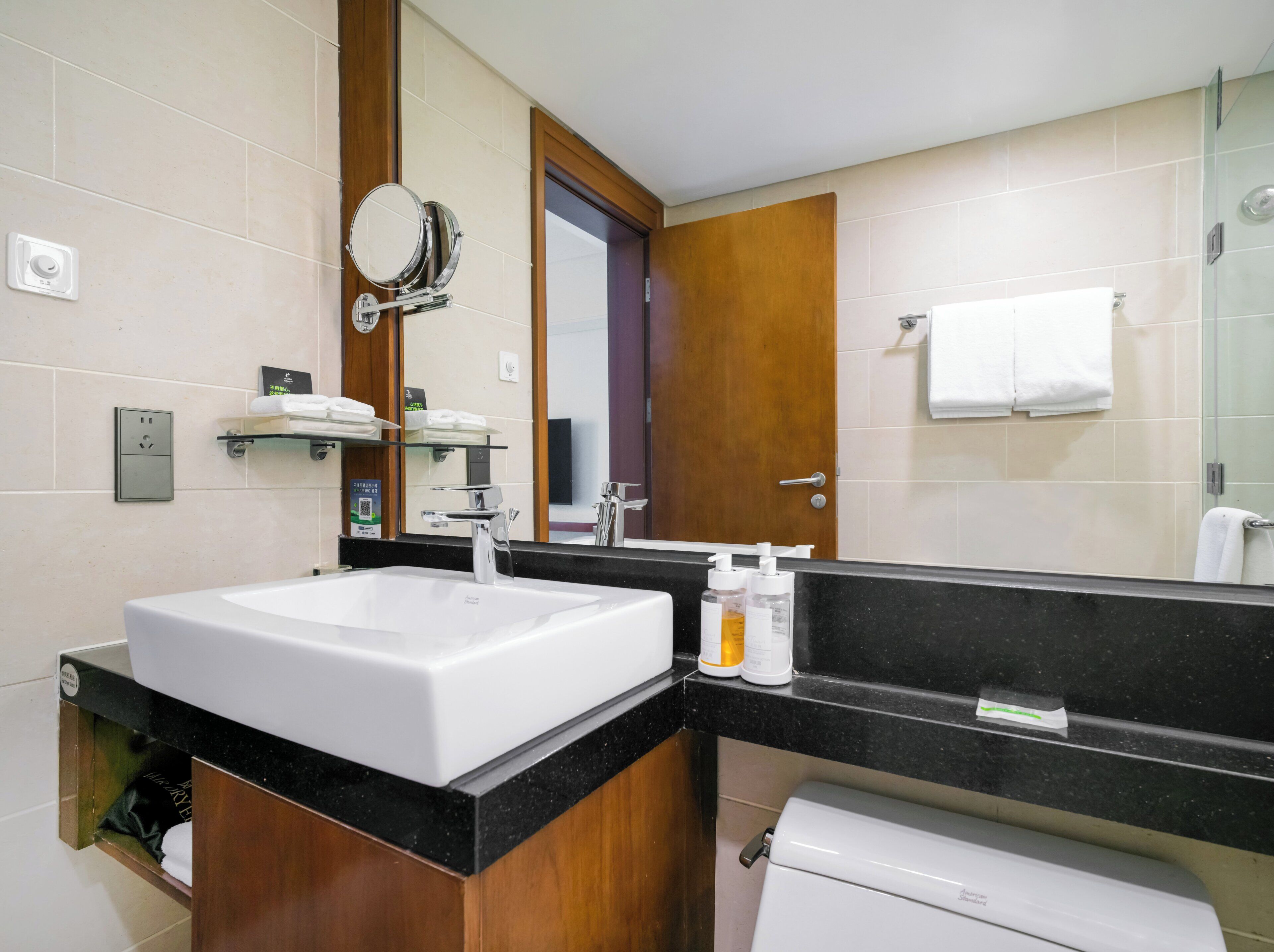 Standard Room | Minibar, in-room safe, desk, blackout drapes