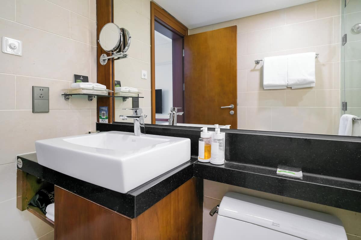 Standard Room | Minibar, in-room safe, desk, blackout drapes