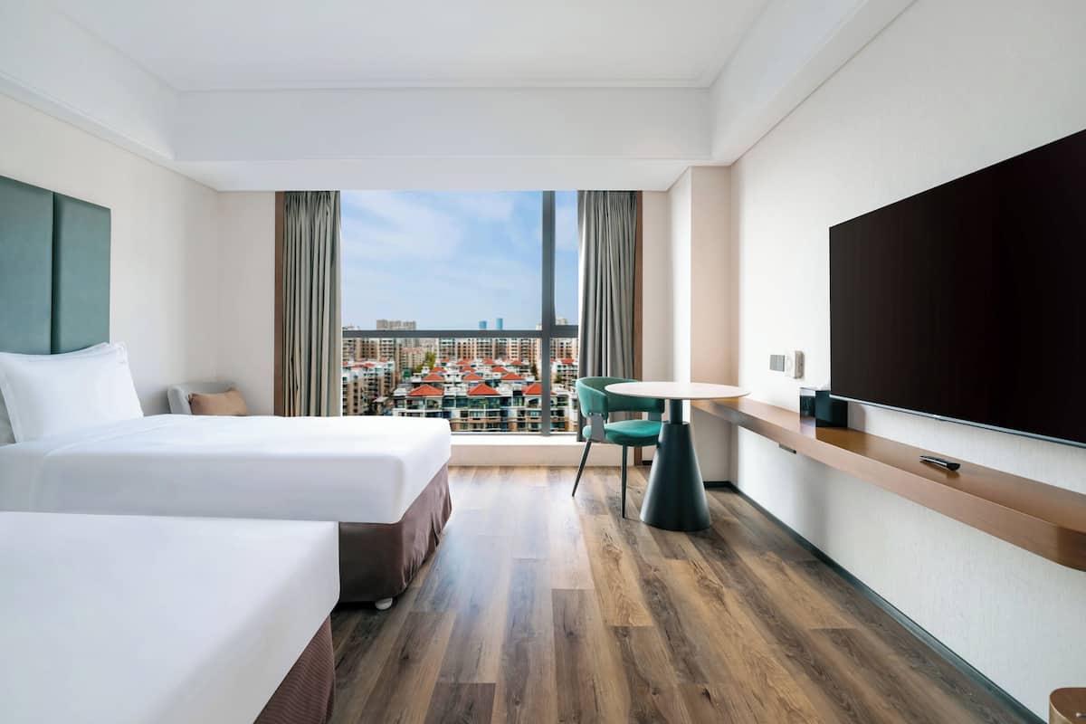 Minibar, caja de seguridad en la habitación y escritorio