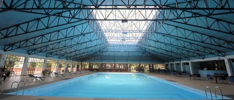 من حمّامات السباحة المغطاة