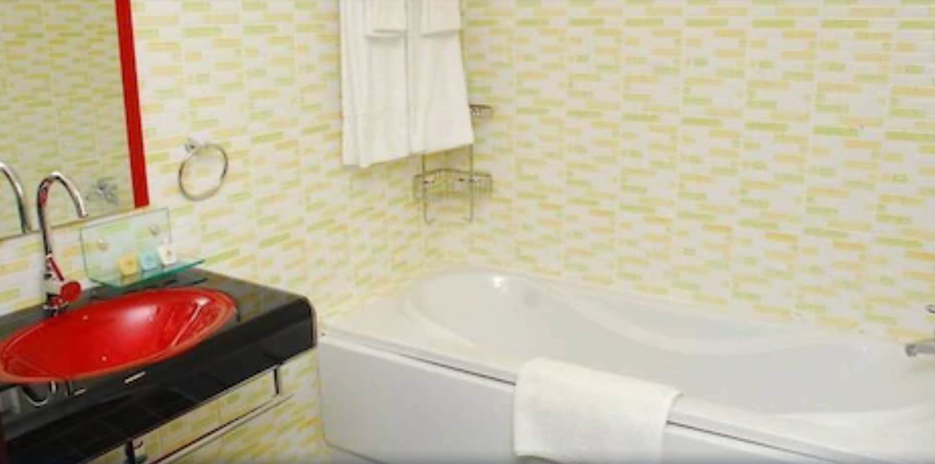 executive room | bathroom | deep-soaking bathtub, free toiletries, slippers, towels