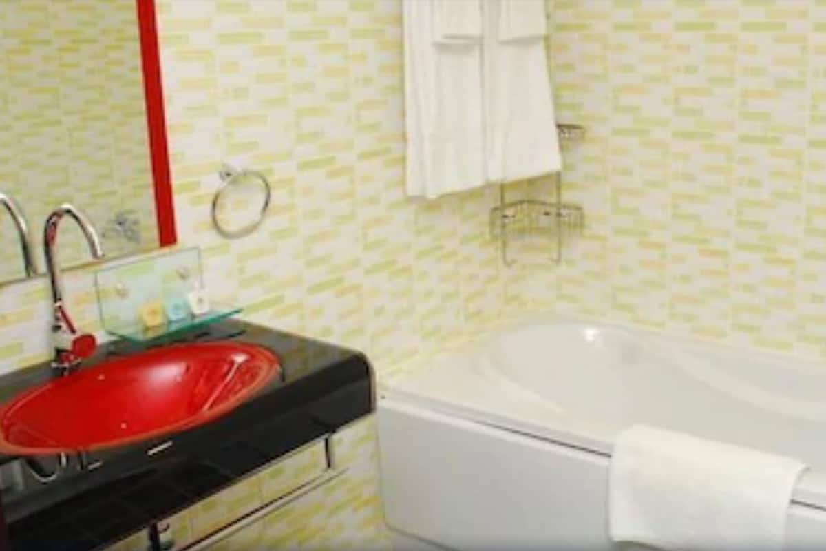 executive room | bathroom | deep-soaking bathtub, free toiletries, slippers, towels