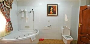 Baignoire profonde, articles de toilette (gratuits), pantoufles