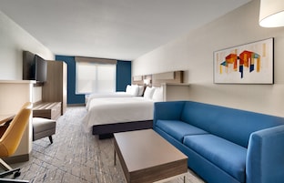 Escrivaninha, cortinas blackout, ferros/tábuas de passar roupa