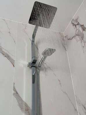 A modern shower with a square head and a flexible hose. - Marco Polo Motor Inn Sydney (Summer Hill)
