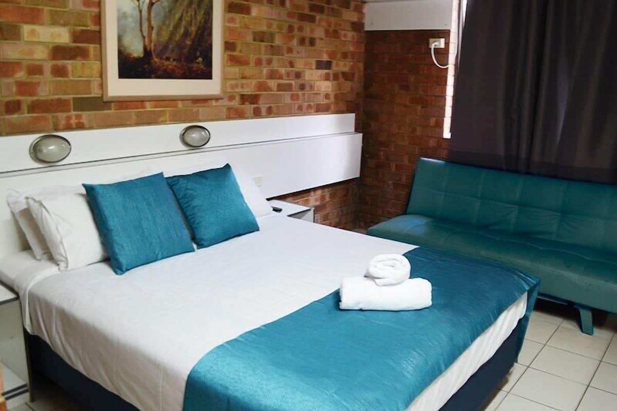 Minibar, desk, soundproofing, iron/ironing board