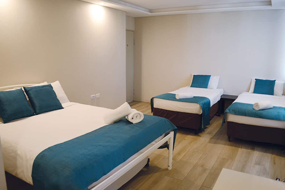 Minibar, escritorio y sistema de insonorización